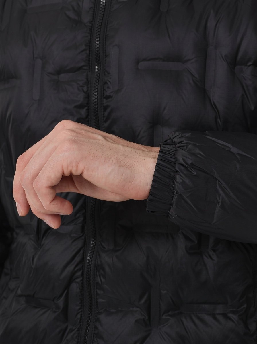 Elastic cuffs help block wind and lock in warmth